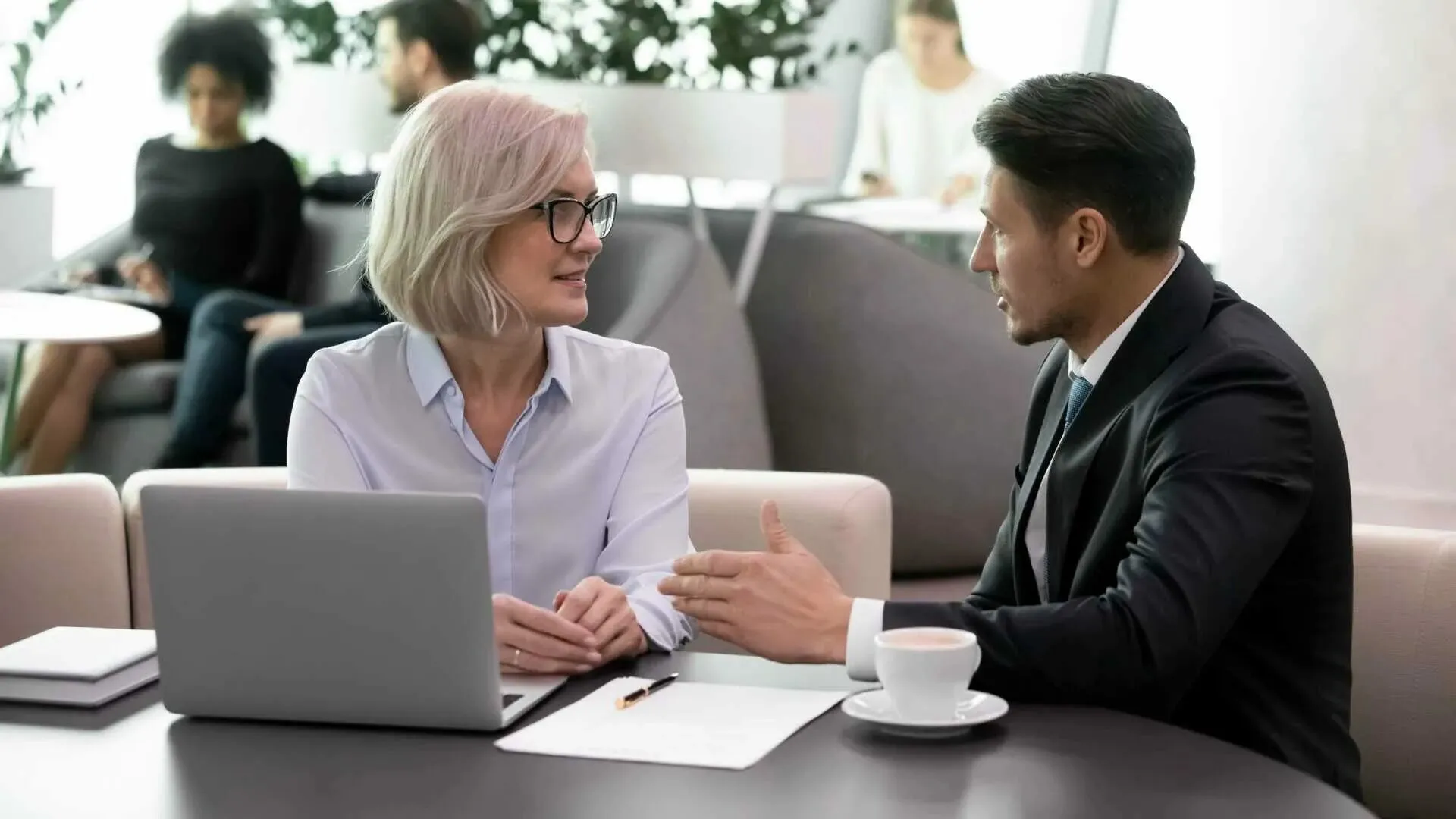 Интерьер дворца с троном для основателя